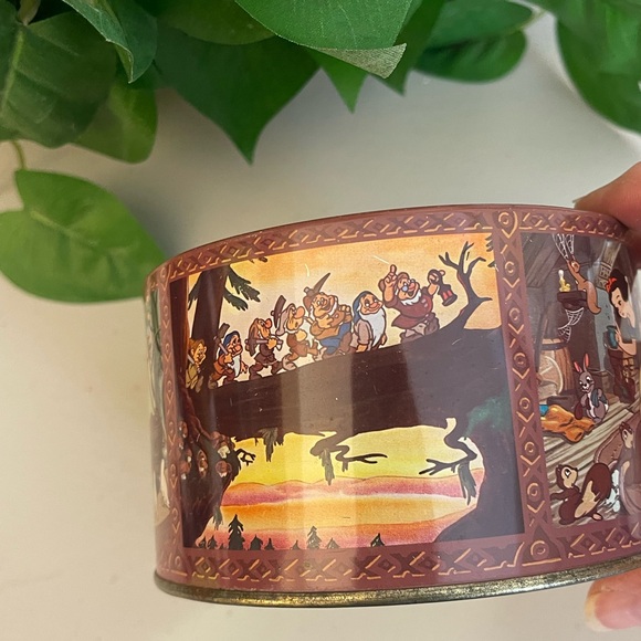 Vintage Walt Disney Snow White & The Seven Dwarfs Candy Tin - Picture 7 of 15